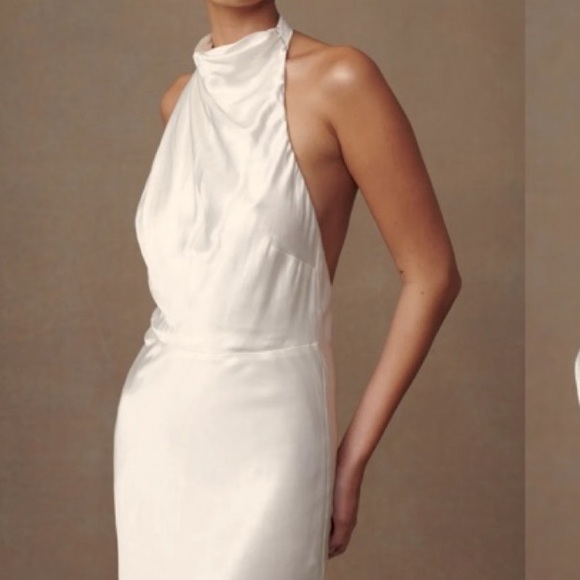 Meshki Elegant Cream Backless Gown - Picture 2 of 15